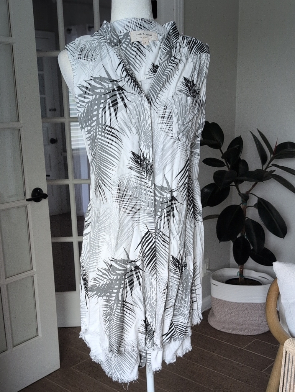 cloth & stone Gray and White Palm-Print Raw Edge Sleeveless Shirt Dress Small